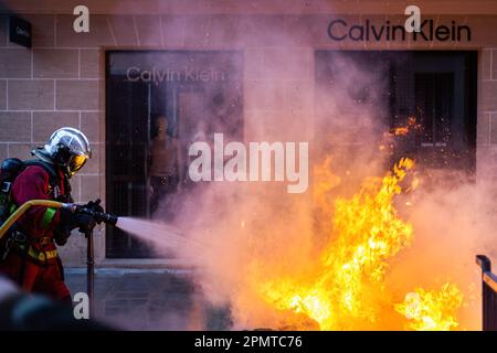 Paris, Frankreich. 14. April 2023. Die Feuerwehr löschte während der Demonstration ein Feuer, das von Demonstranten verursacht wurde. Der französische Verfassungsrat hat das unpopuläre Gesetz der Regierung Macron gebilligt, das Rentenalter auf 64 Jahre anzuheben. In Paris protestierten Tausende in der Nähe des Hotels de Ville und nahmen die Straßen, um Proteste und Zusammenstöße mit der Polizei zu saugen. (Foto: Telmo Pinto/SOPA Images/Sipa USA) Guthaben: SIPA USA/Alamy Live News Stockfoto
