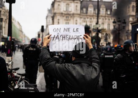 Paris, Frankreich. 14. April 2023. Ein Protestteilnehmer hält während der Demonstration ein Plakat, auf dem seine Meinung zum Ausdruck kommt. Der französische Verfassungsrat hat das unpopuläre Gesetz der Regierung Macron gebilligt, das Rentenalter auf 64 Jahre anzuheben. In Paris protestierten Tausende in der Nähe des Hotels de Ville und nahmen die Straßen, um Proteste und Zusammenstöße mit der Polizei zu saugen. (Foto: Telmo Pinto/SOPA Images/Sipa USA) Guthaben: SIPA USA/Alamy Live News Stockfoto