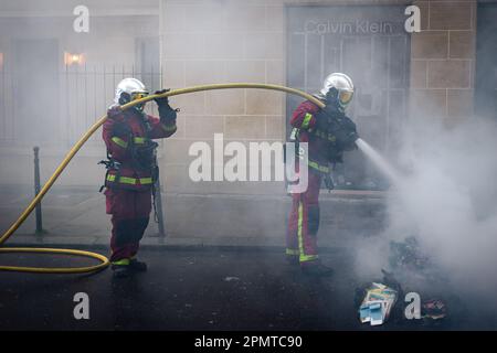 Paris, Frankreich. 14. April 2023. Die Feuerwehr löschte während der Demonstration ein Feuer, das von Demonstranten verursacht wurde. Der französische Verfassungsrat hat das unpopuläre Gesetz der Regierung Macron gebilligt, das Rentenalter auf 64 Jahre anzuheben. In Paris protestierten Tausende in der Nähe des Hotels de Ville und nahmen die Straßen, um Proteste und Zusammenstöße mit der Polizei zu saugen. (Foto: Telmo Pinto/SOPA Images/Sipa USA) Guthaben: SIPA USA/Alamy Live News Stockfoto
