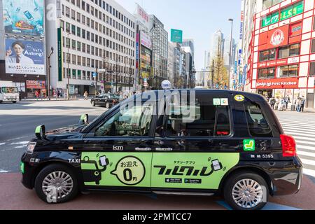 Shinjuku Tokio 2023. April, Toyota JPN schwarzes Hybrid-Elektro-Taxi-Fahrzeug auf den Straßen in Shinjuku, Tokio, Japan Stockfoto