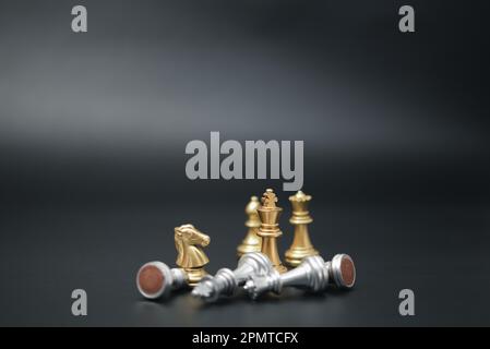 Business Success Concept, Schach auf schwarzem Hintergrund Konzept für Ideen und Strategieplanung Wettbewerb und Strategie. Stockfoto