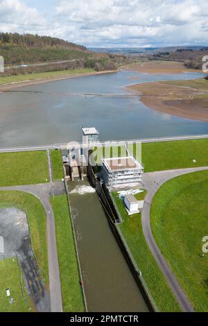 PRODUKTION - 13. April 2023, Hessen, Bad Soden-Salmünster: Kleine Wasserstände im Reservoir der Kinzigtalsperre (Foto mit Drohne). Seit Mitte 2022 wurde der Behälter aufgrund einer alle 20 Jahre stattfindenden Sicherheitsinspektion zu einem gewissen Grad entleert. Nach der erzwungenen Winterpause sollen die umfassende Sicherheitsüberprüfung der Kinzigtalsperre und die damit verbundene Rehabilitation fortgesetzt werden. (Zu dpa 'die Arbeit an der Kinzigtalsperre geht nach den Winterferien weiter') Foto: Sebastian Gollnow/dpa Stockfoto