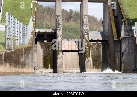 PRODUKTION - 13. April 2023, Hessen, Bad Soden-Salmünster: Der Abfluss des Reservoirs Kinzigtalsperre. Seit Mitte 2022 wurde dies in gewissem Umfang aufgrund einer alle 20 Jahre stattfindenden Sicherheitsüberprüfung entwässert. Nach der erzwungenen Winterpause sollen die umfassende Sicherheitsüberprüfung der Kinzigtalsperre und die damit verbundene Rehabilitation fortgesetzt werden. (Zu dpa 'die Arbeit an der Kinzigtalsperre geht nach den Winterferien weiter') Foto: Sebastian Gollnow/dpa Stockfoto