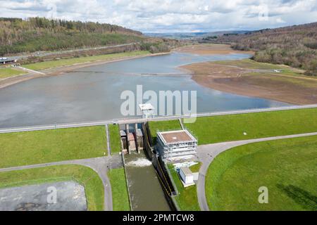 PRODUKTION - 13. April 2023, Hessen, Bad Soden-Salmünster: Kleine Wasserstände im Reservoir der Kinzigtalsperre (Foto mit Drohne). Seit Mitte 2022 wurde der Behälter aufgrund einer alle 20 Jahre stattfindenden Sicherheitsinspektion zu einem gewissen Grad entleert. Nach der erzwungenen Winterpause sollen die umfassende Sicherheitsüberprüfung der Kinzigtalsperre und die damit verbundene Rehabilitation fortgesetzt werden. (Zu dpa 'die Arbeit an der Kinzigtalsperre geht nach den Winterferien weiter') Foto: Sebastian Gollnow/dpa Stockfoto