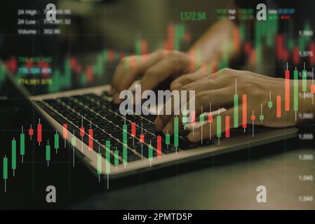 Geschäftsmann mit Laptop-Computer-Analyse Grafik Börsenindex-Diagramme, Investitionsdaten, Online-Handel. Business Financial Exchange. Stockfoto