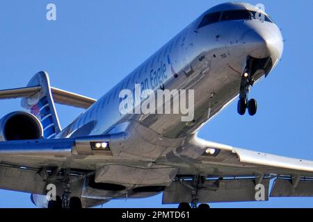 Palm Springs, Kalifornien, USA. 5. Februar 2021. Ein American Eagle-Flug, der auf dem Flughafen in Palm Springs landet. (Kreditbild: © Ian L. SITREN/ZUMA Press Wire) NUR REDAKTIONELLE VERWENDUNG! Nicht für den kommerziellen GEBRAUCH! Stockfoto