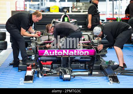 Long Beach, USA. 13. April 2023. Meyer Shank Racing, Dallara IR18 Honda, Mechaniker bei der 3. Runde der 2023 NTT IndyCar-Serie, vom 14. Bis 16. April 2023 auf den Straßen von Long Beach, in Long Beach, Kalifornien, Vereinigte Staaten von Amerika - Photo Florent Gooden/DPPI Credit: DPPI Media/Alamy Live News Stockfoto