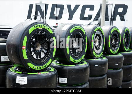 Long Beach, USA. 13. April 2023. Firestone-Reifen während des Acura Grand Prix von Long Beach 2023, 3. Runde 2023 NTT IndyCar-Serie, vom 14. Bis 16. April 2023 auf den Straßen von Long Beach, in Long Beach, Kalifornien, USA - Photo Florent Gooden/DPPI Credit: DPPI Media/Alamy Live News Stockfoto