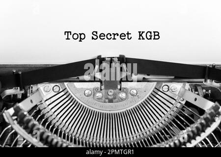 Streng geheime KGB-Phrase, die auf einem Blatt Papier auf einer alten Schreibmaschine steht Stockfoto