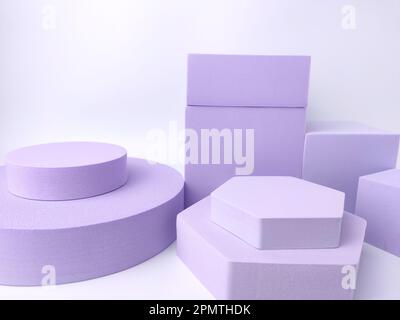 Lila-violette Podien minimales Produktdisplay auf weißem Hintergrund. Stockfoto