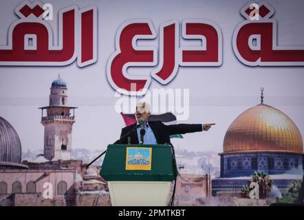 Gaza, Palästina. 14. April 2023. Yahya al-Sinwar, der Chef der palästinensischen islamistischen Hamas-Bewegung im Gazastreifen, spricht während einer Kundgebung anlässlich des Al-Quds-Tages (Jerusalem) an, einer Gedenkfeier zur Unterstützung des palästinensischen Volkes, die jährlich am letzten Freitag des muslimischen Fastenmonats des Ramadan in Gaza-Stadt gefeiert wird. (Foto: Nidal Alwaheidi/SOPA Images/Sipa USA) Guthaben: SIPA USA/Alamy Live News Stockfoto