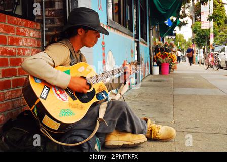 San Francisco, Kalifornien, USA 24. August 2009 Ein junger Mann, möglicherweise obdachlos, spielt seine Gitarre für die Bewohner und Besucher des Haight Ashbury District Stockfoto