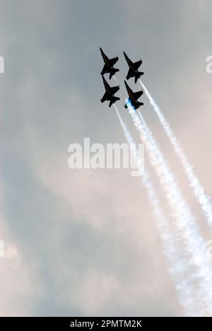Eine Gruppe von vier F-14-Kampfflugzeugen fliegt in einer Diamantenformation über dem Himmel von Wantagh New York Stockfoto