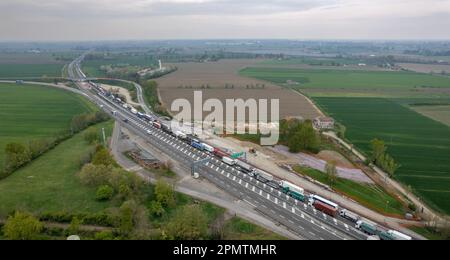 Piacenza, Italien - 13. April 2023 Stau auf der Autobahn während der Rushhou in der Autostrada del Sole, italien bei Piacenza Stockfoto