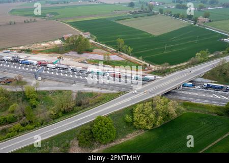 Piacenza, Italien - 13. April 2023 Stau auf der Autobahn während der Rushhou in der Autostrada del Sole, italien bei Piacenza Stockfoto