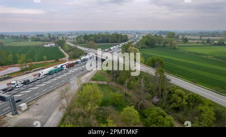 Piacenza, Italien - 13. April 2023 Stau auf der Autobahn während der Rushhou in der Autostrada del Sole, italien bei Piacenza Stockfoto