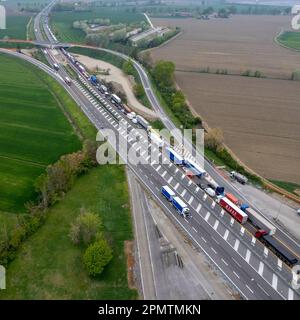 Piacenza, Italien - 13. April 2023 Stau auf der Autobahn während der Rushhou in der Autostrada del Sole, italien bei Piacenza Stockfoto