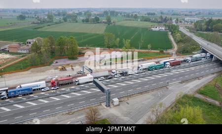 Piacenza, Italien - 13. April 2023 Stau auf der Autobahn während der Rushhou in der Autostrada del Sole, italien bei Piacenza Stockfoto