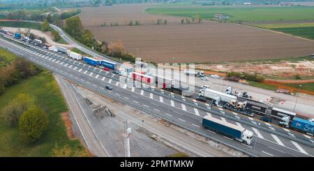 Piacenza, Italien - 13. April 2023 Stau auf der Autobahn während der Rushhou in der Autostrada del Sole, italien bei Piacenza Stockfoto