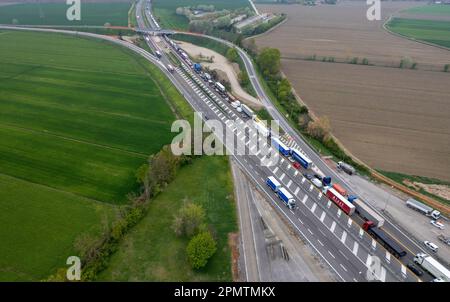 Piacenza, Italien - 13. April 2023 Stau auf der Autobahn während der Rushhou in der Autostrada del Sole, italien bei Piacenza Stockfoto