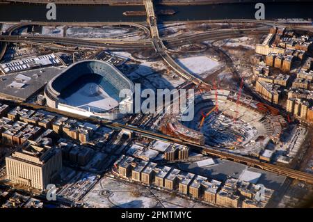 Eine Luftposition bietet einen Blick auf das alte Yankee-Stadion, das neben dem Bau des neuen Baseballstadions für das Baseballteam der New York Yankees steht Stockfoto