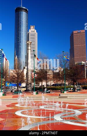 Ein Wasserpark und ein Brunnen werden in Form von Olympischen Ringen im Olympic Park gebaut und dienen als Park und Treffpunkt für die Stadt Stockfoto