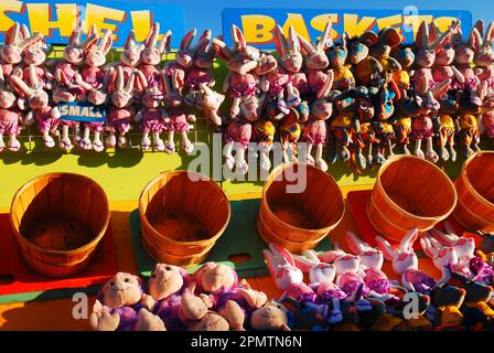 Plüschtiere und andere Preise erwarten die Gewinner des Basketball-Spiels auf der Promenade in Santa Cruz, Kalifornien Stockfoto