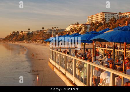 Am Pier in San Clemente, Kalifornien, gibt es zahlreiche Restaurants, von denen aus man einen tollen Blick auf den Ozean und die untergehende Sonne hat Stockfoto