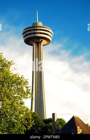 Der Skylon Tower in Niagara Falls, Ontario, Kanada, bietet einen unvergleichlichen Blick auf den Wasserfall in und die Umgebung Stockfoto