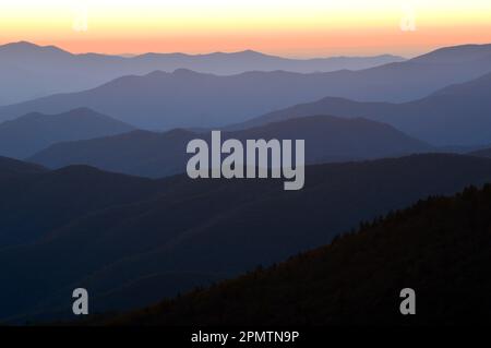 Der Sonnenuntergang bringt die Schichten der Great Smokey Mountains in verschiedenen Schattierungen und Farben zum Horizont Stockfoto