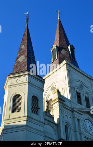 New Orleans, LA, USA 9. Juni 2017 die Türme der St. Louis Cathedral in New Orleans ragen über das French Quarter und den Jackson Square Stockfoto