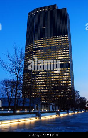 Das hohe Regierungsbürogebäude ist mit Innenbeleuchtung am Empire Plaza in Albany, New York, beleuchtet Stockfoto