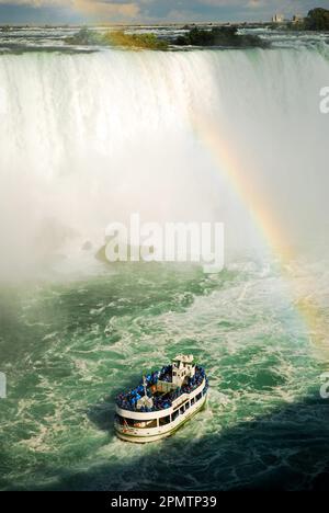 Das Tourboot „Maid of the Mist“ bringt Reisende und Touristen von der Anlegestelle in Niagara Falls, Ontario, Kanada Stockfoto