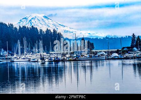 Segelboote Auf Dem Schneebedeckten Mount Rainier Spiegeln Gig Harbor Pierce County Washington State Pacific Northwest Wider Stockfoto