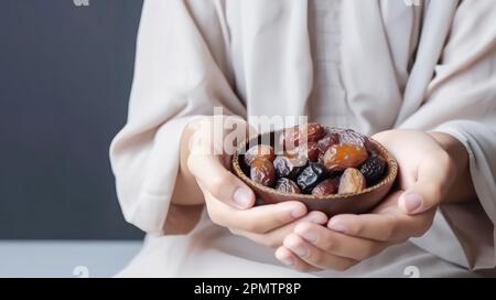 Ein muslimisches Mädchen mit Datteln. Traditionelle Verteilung von Nahrungsmitteln, Wohltätigkeit des muslimischen Islam, Ramadan Kareem Mubarak Eid-al-adha Stockfoto