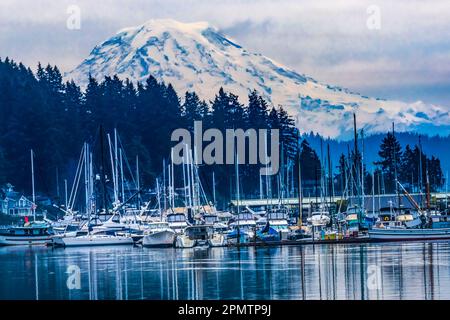 Segelboote Auf Dem Schneebedeckten Mount Rainier Spiegeln Gig Harbor Pierce County Washington State Pacific Northwest Wider Stockfoto