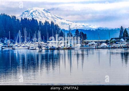 Segelboote Auf Dem Schneebedeckten Mount Rainier Spiegeln Gig Harbor Pierce County Washington State Pacific Northwest Wider Stockfoto