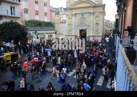 Pagani, Salerno, Italien. 14. April 2023. Pagani, Salerno, Italien - 14. April 2023 : der Senator, Maurizio Gasparri, hat die Gemeinde Pagani besucht, um die Türen des Heiligtums der Madonna delle Galline zu öffnen, ein antikes Festmahl am Sonntag nach Ostern. Um ihn am 14. April 2023 in Pagani willkommen zu heißen, der Bürgermeister der Stadt, Rechtsanwältin Raffaele Maria De Prisco. Zum Gedenken an das Fest wurde dem Vizepräsidenten des Senats, Maurizio Gasparri, eine kleine Statue angeboten, die das Bild der Madonna delle Galline darstellt, geschaffen vom heidnischen Künstler Maestro Alfonso Pepe. (Kredit: Ima Stockfoto