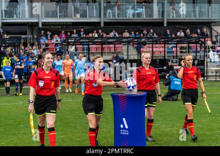 15. April 2023. Casey Fields, Victoria, Australien. Die Schiedsrichter sammeln den Spielball vor Spielbeginn.Guthaben: James Forrester/Alamy Live News Stockfoto