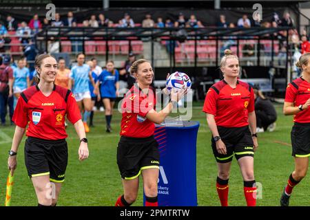 15. April 2023. Casey Fields, Victoria, Australien. Die Schiedsrichter sammeln den Spielball vor Spielbeginn.Guthaben: James Forrester/Alamy Live News Stockfoto