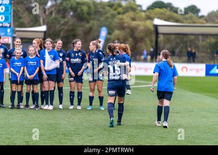 15. April 2023. Casey Fields, Victoria, Australien. Die Spieler von Melbourne Victory und Melbourne City begeben sich vor Spielbeginn auf das Spielfeld. Kredit: James Forrester/Alamy Live News Stockfoto