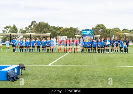 15. April 2023. Casey Fields, Victoria, Australien. Die Spieler von Melbourne Victory und Melbourne City begeben sich vor Spielbeginn auf das Spielfeld. Kredit: James Forrester/Alamy Live News Stockfoto