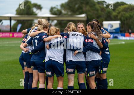 15. April 2023. Casey Fields, Victoria, Australien. Die Spieler von Melbourne Victory treffen sich vor dem Start des Finales. Kredit: James Forrester/Alamy Live News Stockfoto