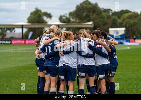 15. April 2023. Casey Fields, Victoria, Australien. Die Spieler von Melbourne Victory treffen sich vor dem Start des Finales. Kredit: James Forrester/Alamy Live News Stockfoto