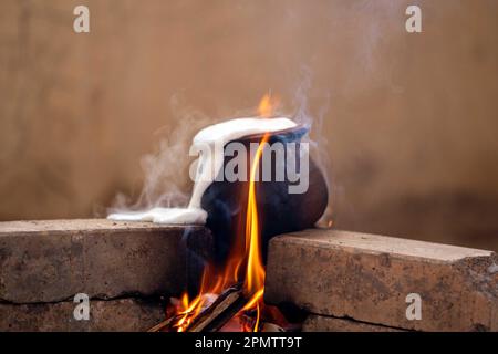 Weligama, Sri Lanka.14. April 2023. Sinhala und Tamil Neujahr. Traditionelles Ritual (Kiri ithireema). Kredit: Kenula Pathirathna/Alamy Live News. Stockfoto