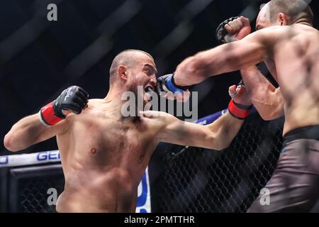 14. April 2023: (L-R) Welterweight Magomedkerimov und Ben Egli tauschen am 14. April 2023 in Las Vegas, NV, während der regulären Kampfnacht 3 im Theater im Virgin Hotel ihre Schläge aus. Christopher Trim/CSM. Stockfoto