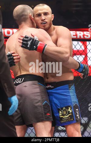 14. April 2023: (R-L) Welterweight Magomed Magomedkerimov umarmt Ben Egli am Ende der regulären Fight Night der Saison 3 im Theater im Virgin Hotel am 14. April 2023 in Las Vegas, NV. Christopher Trim/CSM. Stockfoto