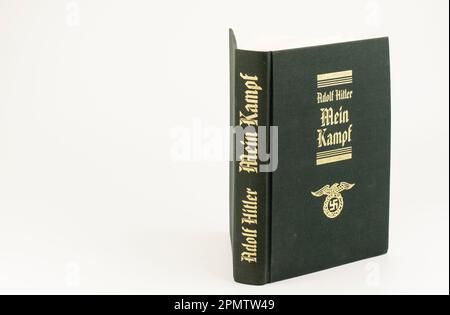 Nova Bana, Slowakei - 14. April 2023 : Mein Kampf. Ein Buch von Adolf Hitler. Stockfoto