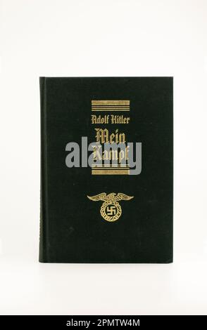 Nova Bana, Slowakei - 14. April 2023 : Mein Kampf. Ein Buch von Adolf Hitler. Stockfoto