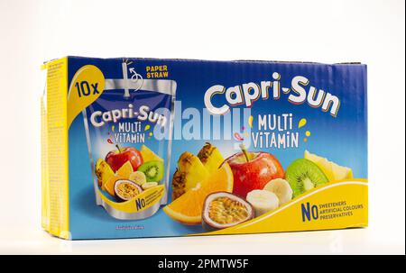 Nova Bana, Slowakei - 14. April 2023 : Capri-Sun-Saft-Konzentrat, isoliert auf weiß. Capri Sun Multi-Vitamin. Stockfoto